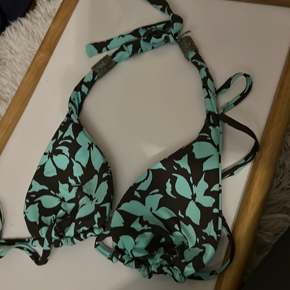 This is a cute swim top there isn’t a size, but is stretchy and can fit xs-6.